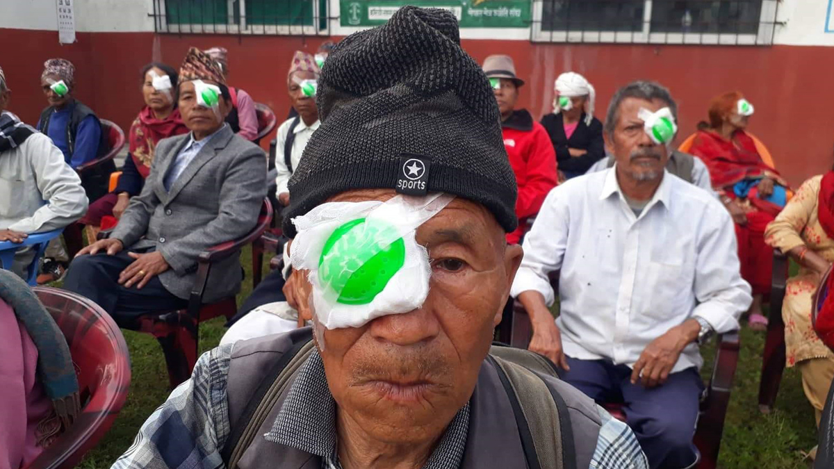 भोजपुरको आमचोकमा गाउँमै आँखाको शल्यक्रिया